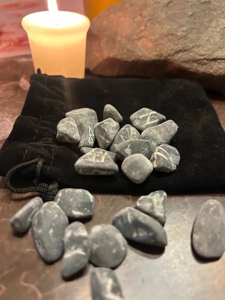 Набор скандинавских рун, 25 шт., черный мрамор (с мешочком) 2