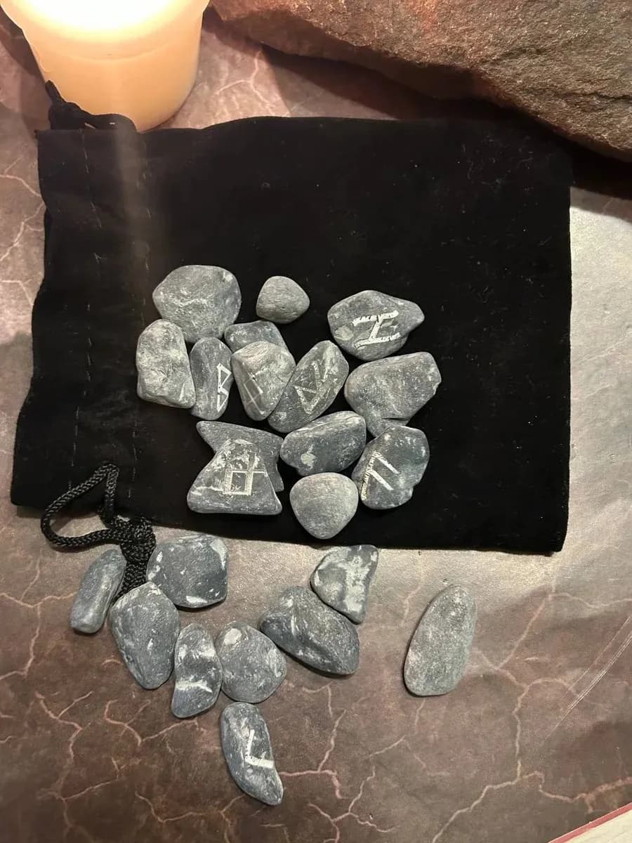 Набор скандинавских рун, 25 шт., черный мрамор (с мешочком) 3