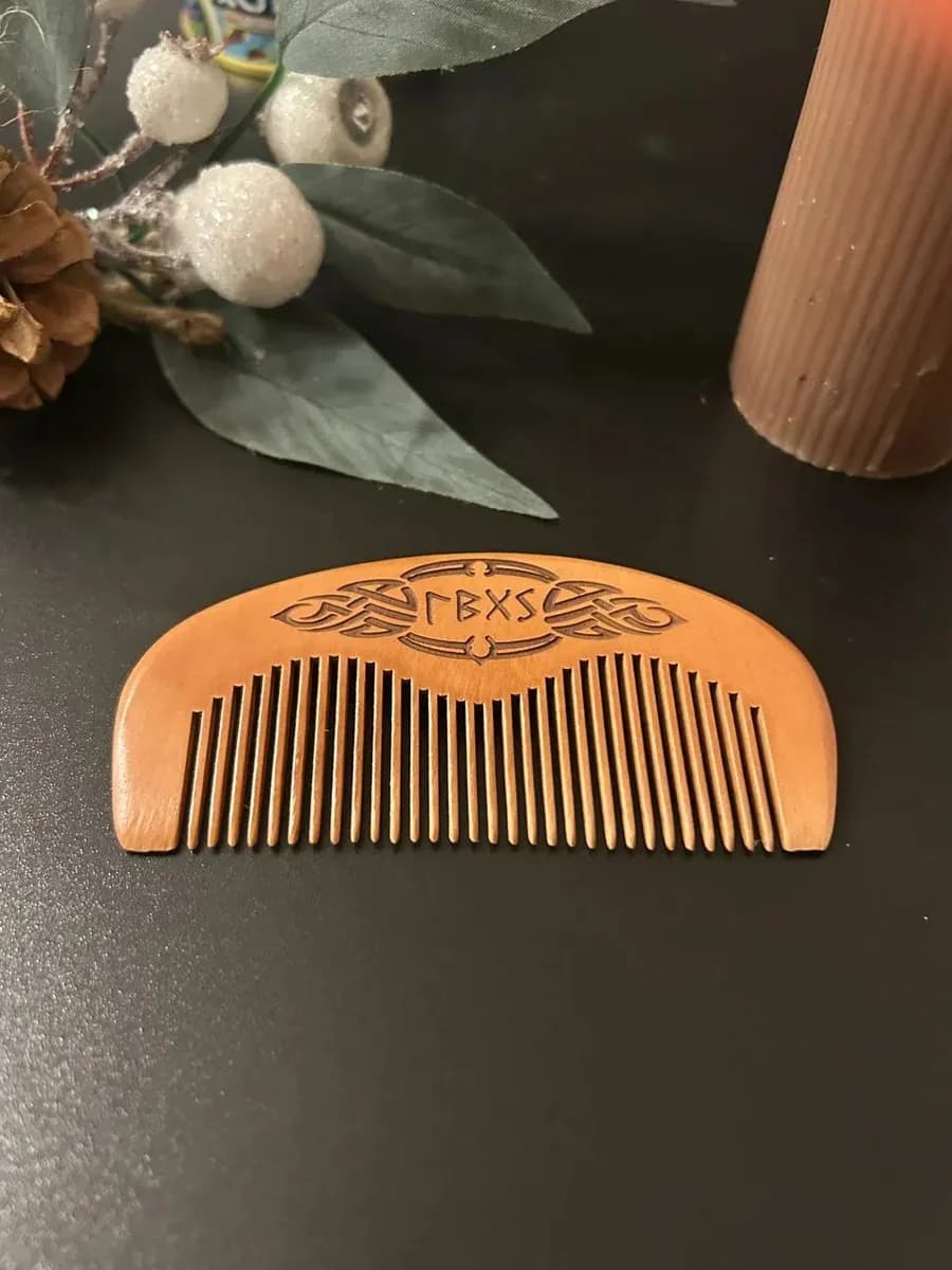 Расческа руническая "Ты неотразима!", персиковое дерево 3