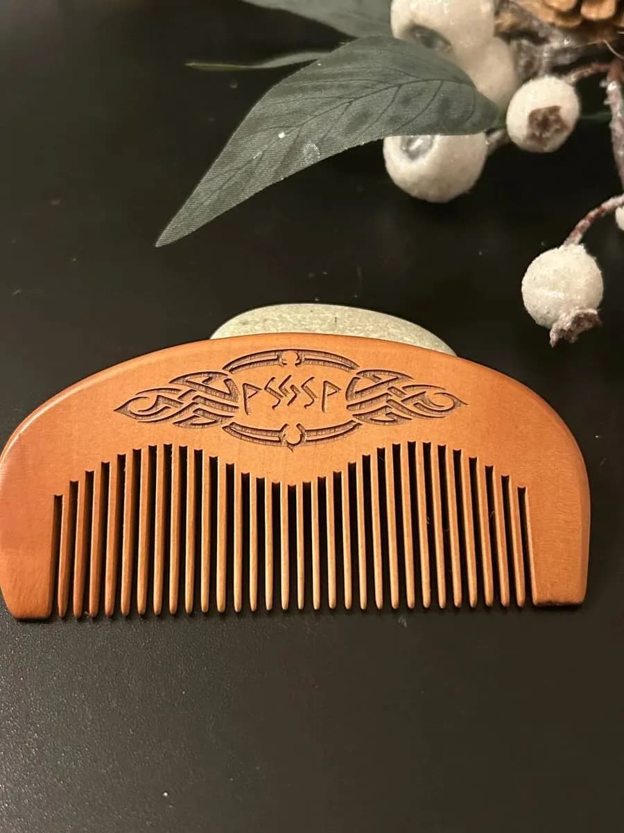 Расческа руническая "Источник счастья", персиковое дерево 3
